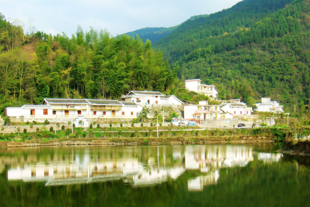 青山绿水倒映秀美新农村.三岔镇人民政府供图