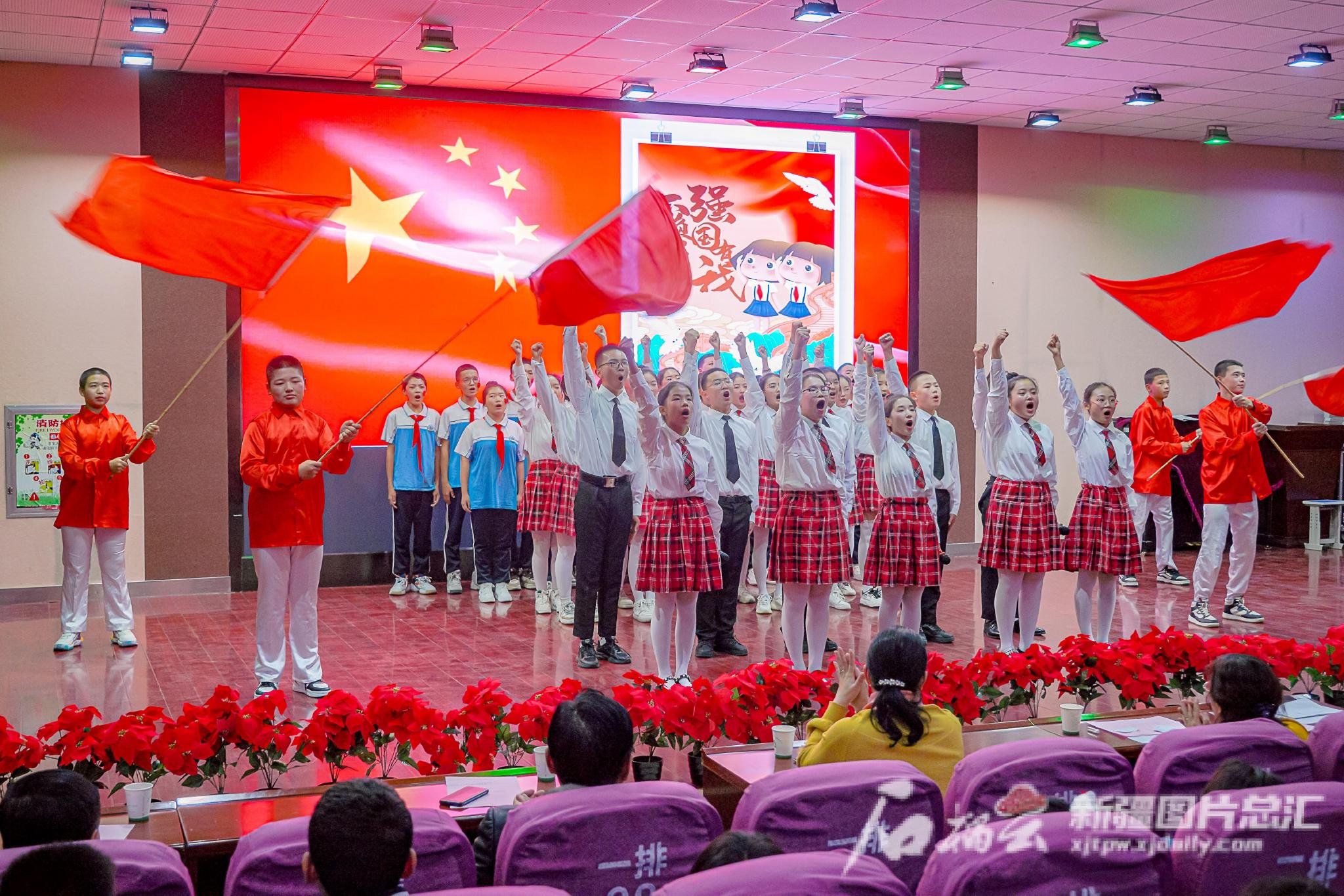 12月7日,昌吉市第三中学学生朗诵诗歌杨斌 摄