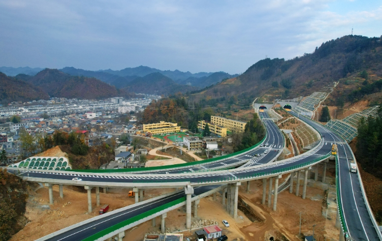 新建成的丹宁高速公路 米子扬摄