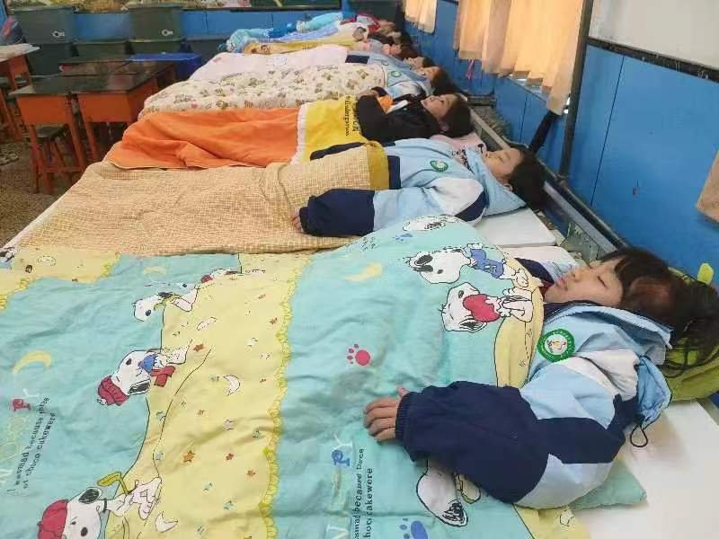 河北省邯郸市丛台区逸夫艺术小学的学生们在"唐榻式午休床"上休息.