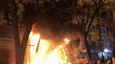 店铺内电动车充电起火