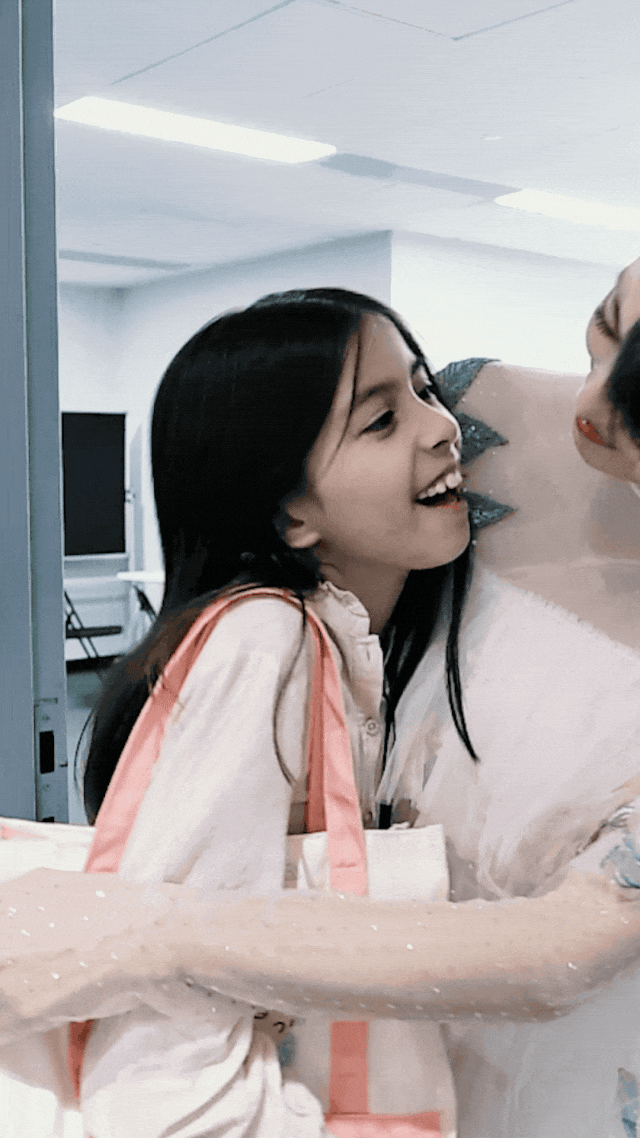 ▲演唱会后台，女儿Sofia来探班‍‍‍‍‍