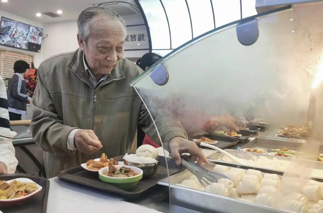 北京大爷老年餐桌来二两!