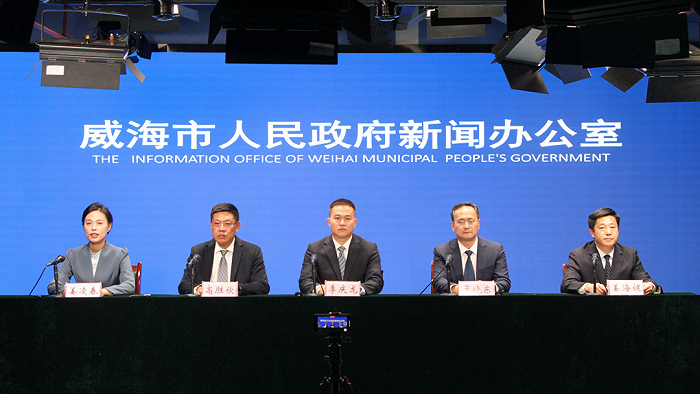 12月8日下午15:00,市政府新闻办举行新闻发布会,乳山市政府副市长