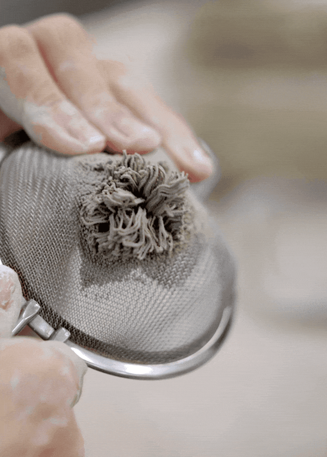 ▲梁咏琪在制作陶瓷花的花蕊