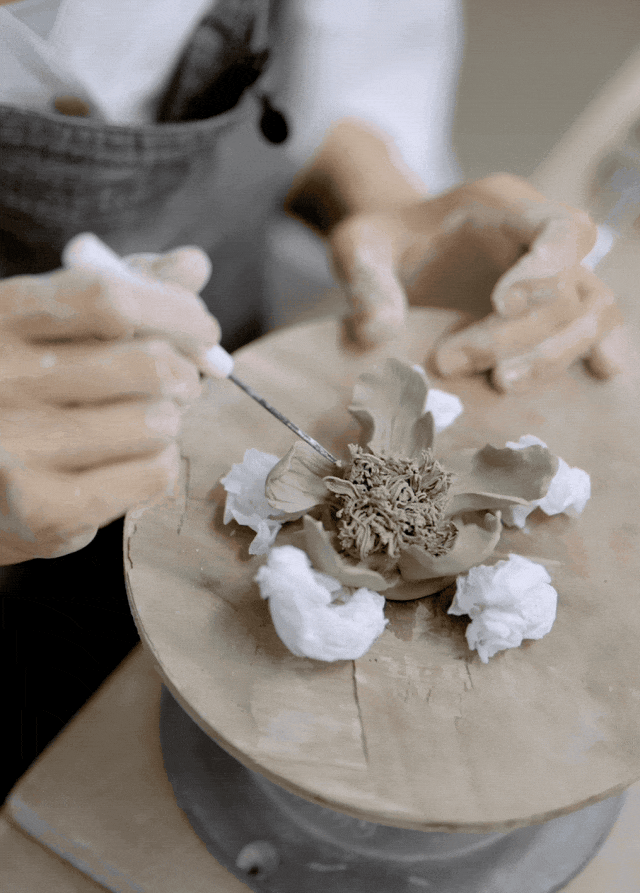 ▲梁咏琪在制作陶瓷花的花蕊