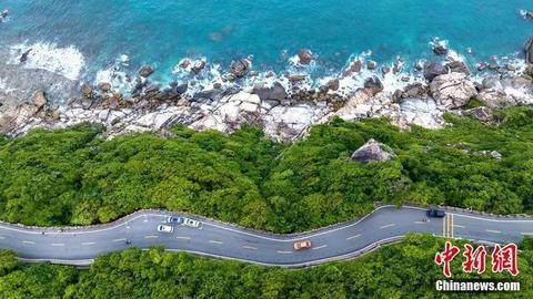 图为海南环岛旅游公路三亚湾沿海公路。骆云飞 摄