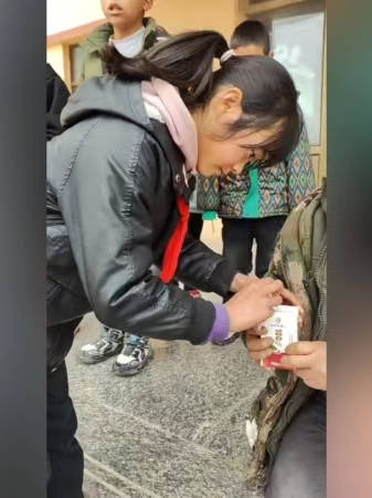 胡雷回应拾荒摆摊15年捐款超百万元:希望能多帮助留守儿童|摆摊|甘肃省_新浪新闻