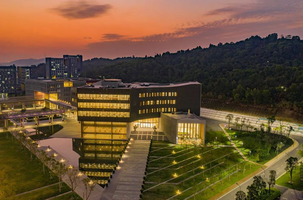 夜色下的香港中文大学(深圳)俯瞰 香港中文大学(深圳)供图