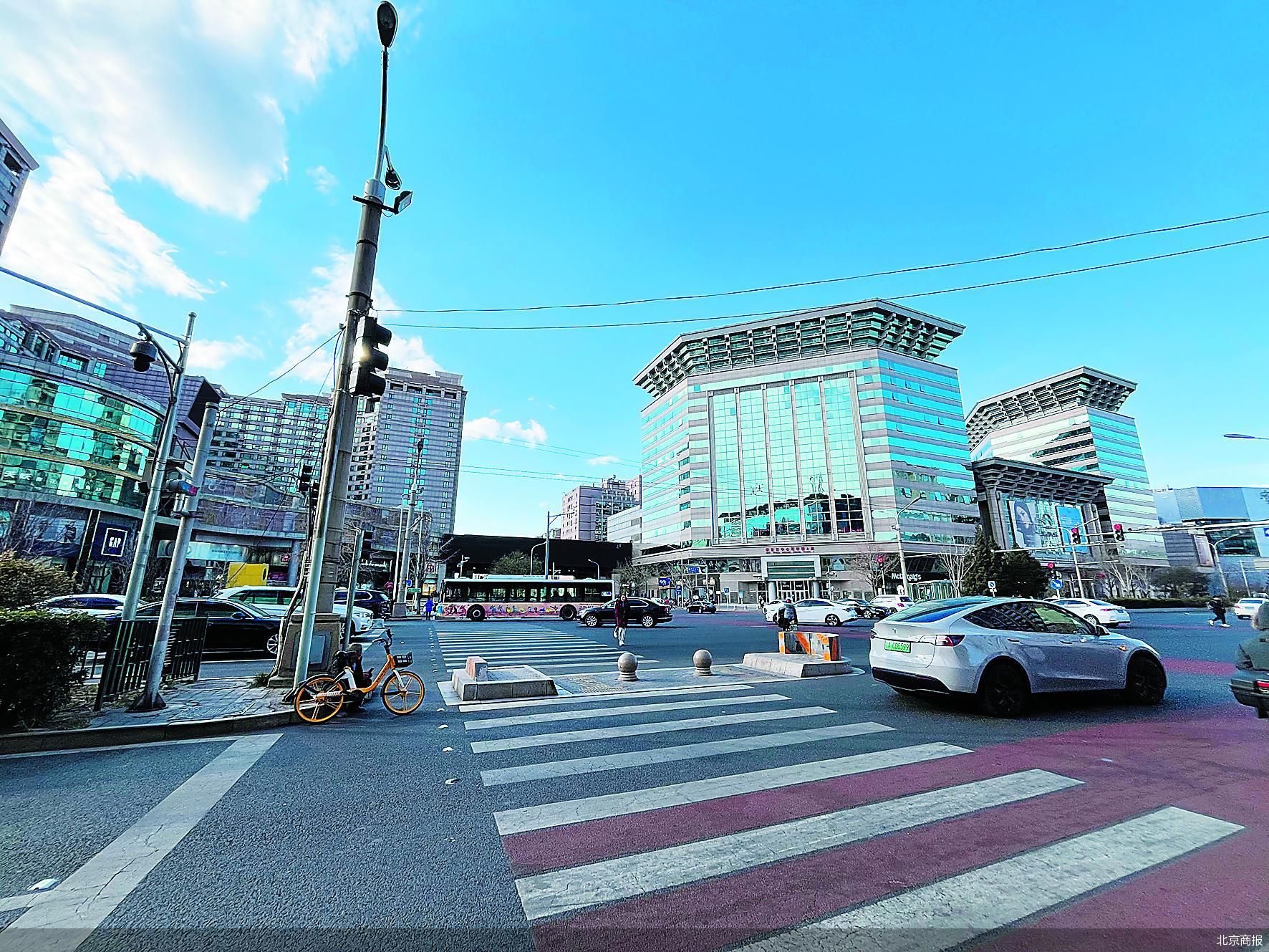 工作日的崇文门外大街车水马龙