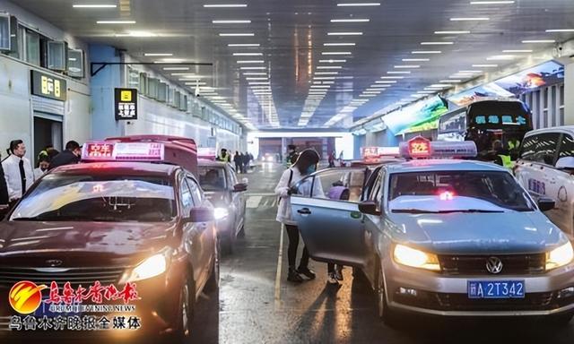 12月9日,在乌鲁木齐机场t3二层停车场出租车等候区,乘客准备乘坐