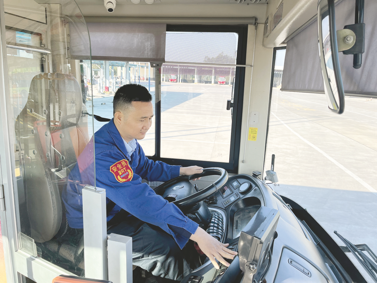 &nbsp;&nbsp;&nbsp;&nbsp;出车前,余静检查车辆状况.