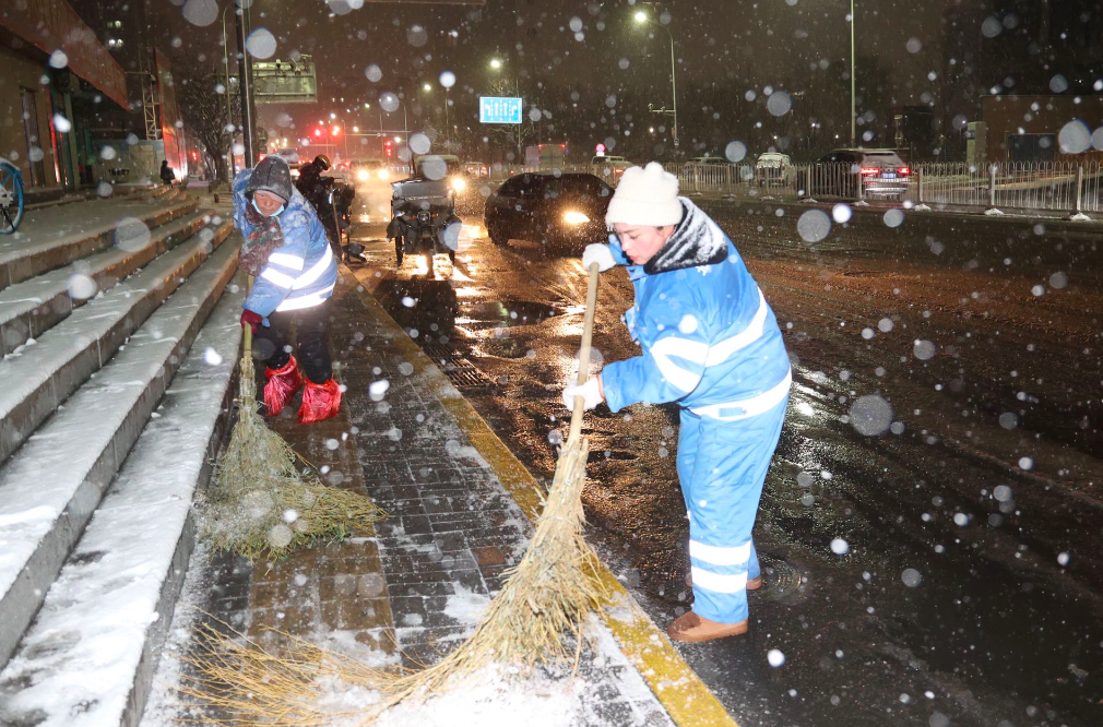 保障市民出行,环卫工人天没亮就开始清扫积雪|环卫工人_新浪财经_新浪