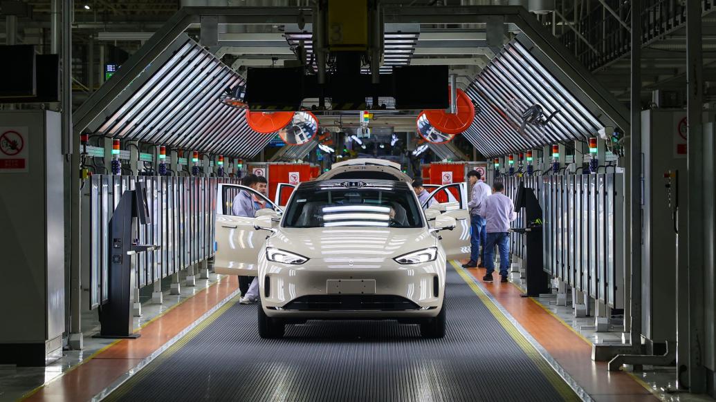 2023年11月15日,重庆,重庆赛力斯汽车智慧工厂,华为问界生产线.