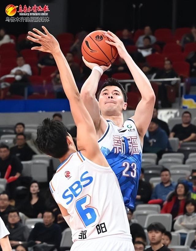 12月11日,在乌鲁木齐奥体中心篮球馆,新疆男篮球员阿不都沙拉木在