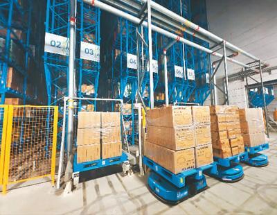 在菜鸟智慧物流园自动化立库，蓝色的AGV机器人将货物接驳到指定的工作站。本报记者 杨俊峰摄