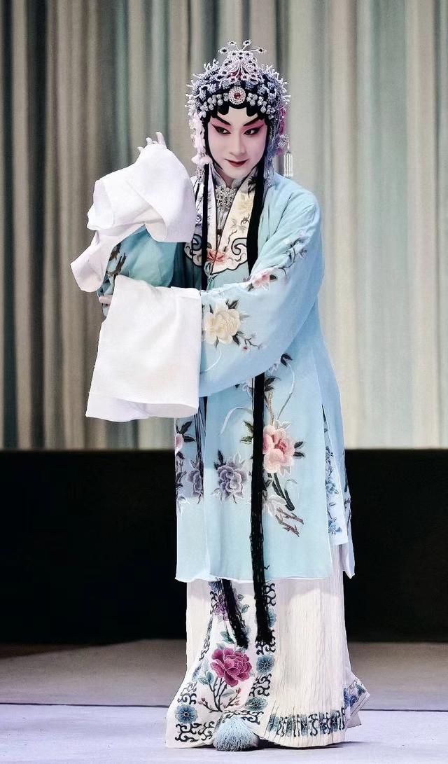 国家京剧院优秀旦角演员刘铮在人民剧场成功出演梅派经典剧目《凤还巢