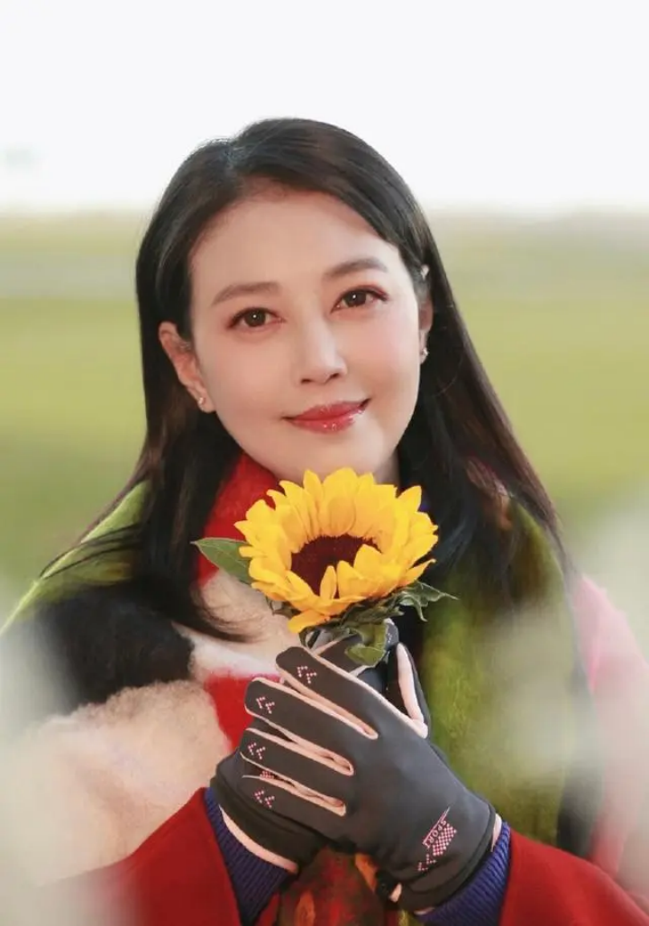 "据香港《星岛头条》12日报道,早年曾与周海媚合作的任达华,林家栋