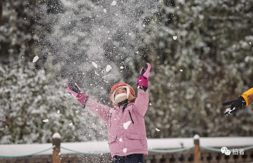 12月11日,景山公园,小女孩在雪地里撒欢儿.