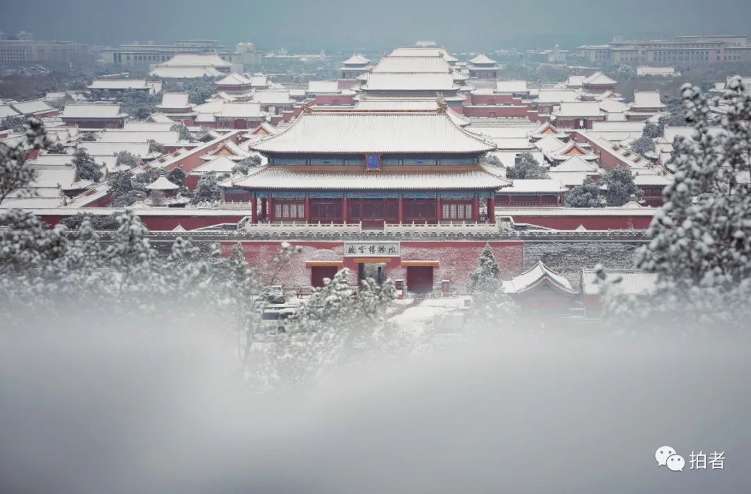 12月11日,景山公园,从山顶眺望故宫博物院,北京降下今冬第一场雪.
