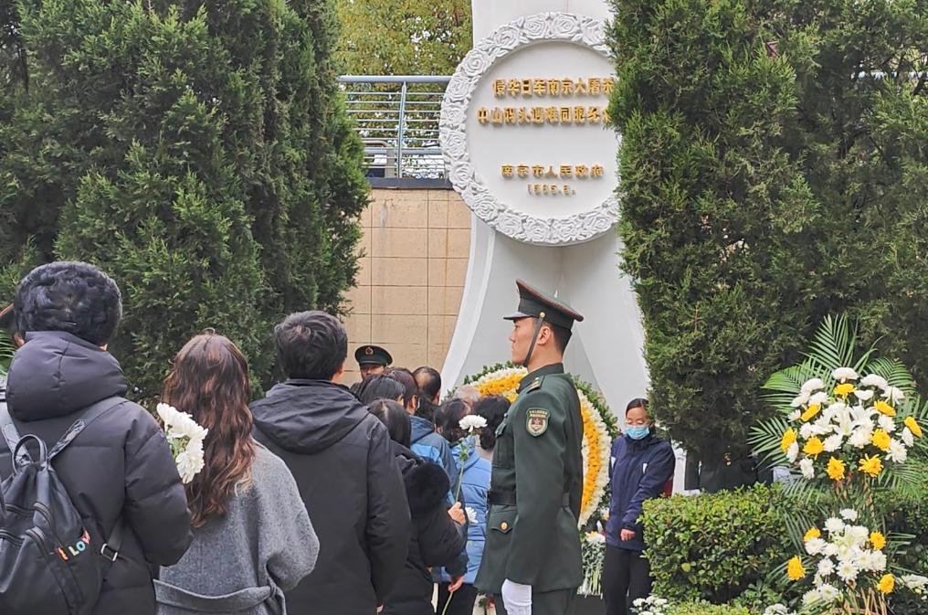 12月13日,南京各界群众在中山码头丛葬地参加悼念活动.