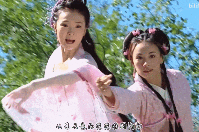 在《花姑子》中,她一人饰演双角,一位是大家闺秀钟素秋,知书达理,温婉