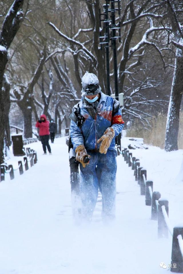 颐和园里,扫雪人不顾一身雪花. 京城拍客 顾培娟/摄