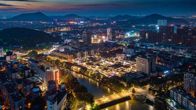 余姚市阳明古镇繁华夜景.余姚市委宣传部供图