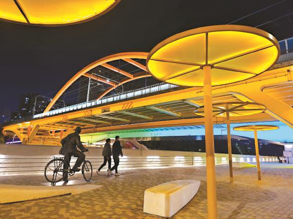 凯旋路桥利用桥侧动态变色光烘托氛围,和周围小景相映成趣 本报记者