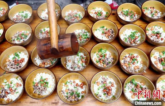 图为在三江侗族自治县林溪镇程阳八寨景区拍摄的侗族打油茶.龚普康 摄