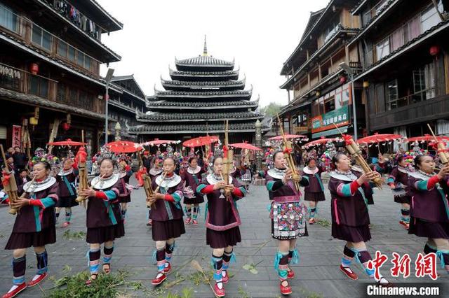 龚普康 摄12月13日,在广西三江侗族自治县林溪镇程阳八寨景区,侗族