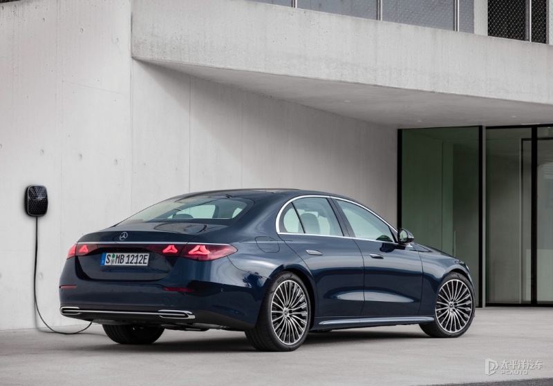 300 e,e400 e两个插混版本,两款车均搭载奔驰第四代插电式混合动力