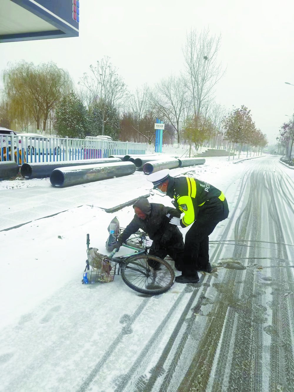 12月13日早,为保障道路交通秩序畅通有序,我市公安交管部门以雪为令