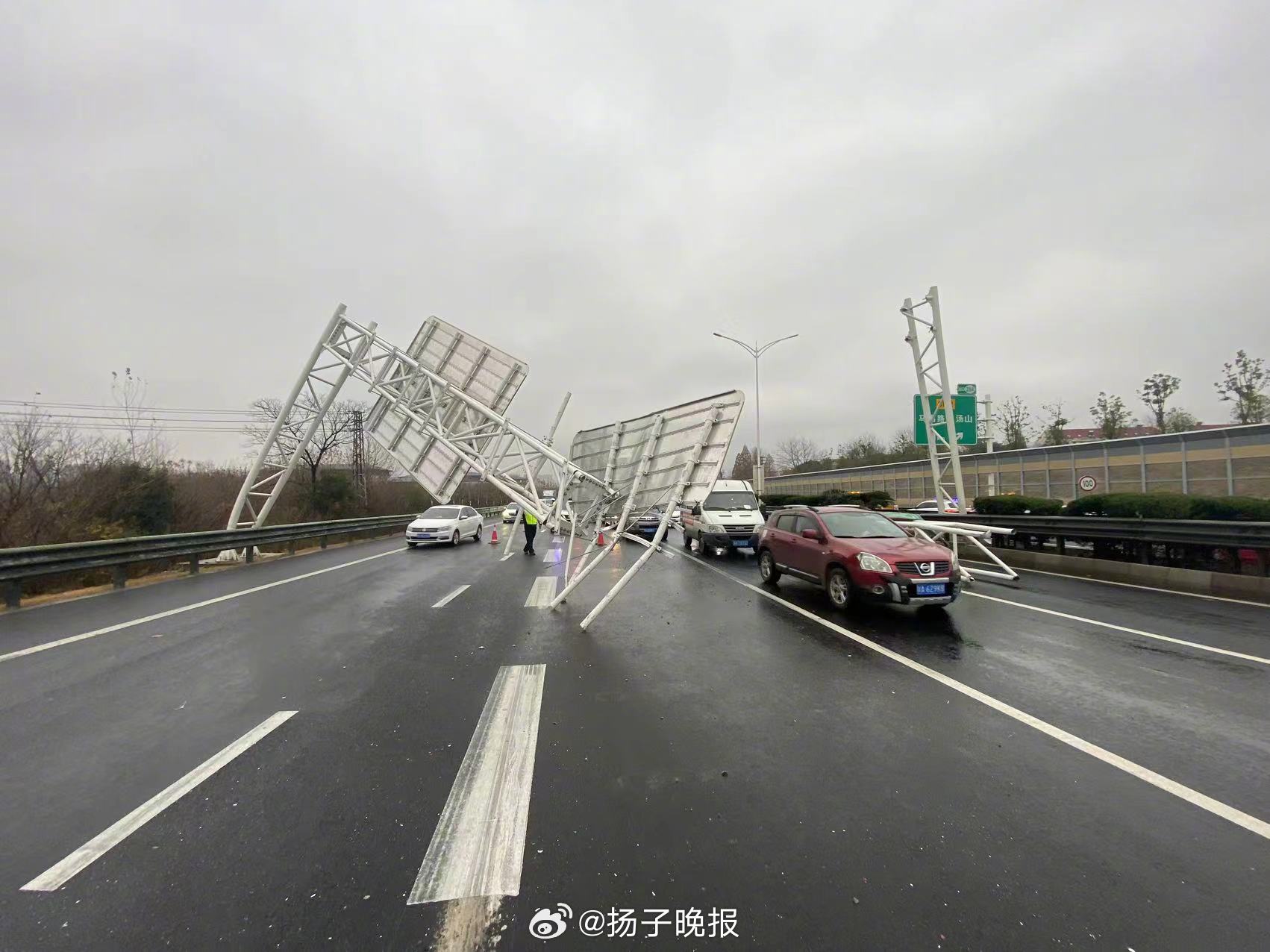 突发!高速上货车撞倒龙门架 南京绕城公路马群立交车多缓行|货车|撞倒|交警_新浪新闻