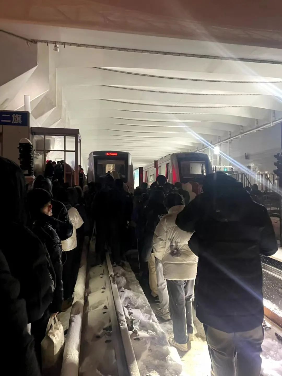 北京地铁昌平线事故亲历者:列车就像被扯断的橡皮筋