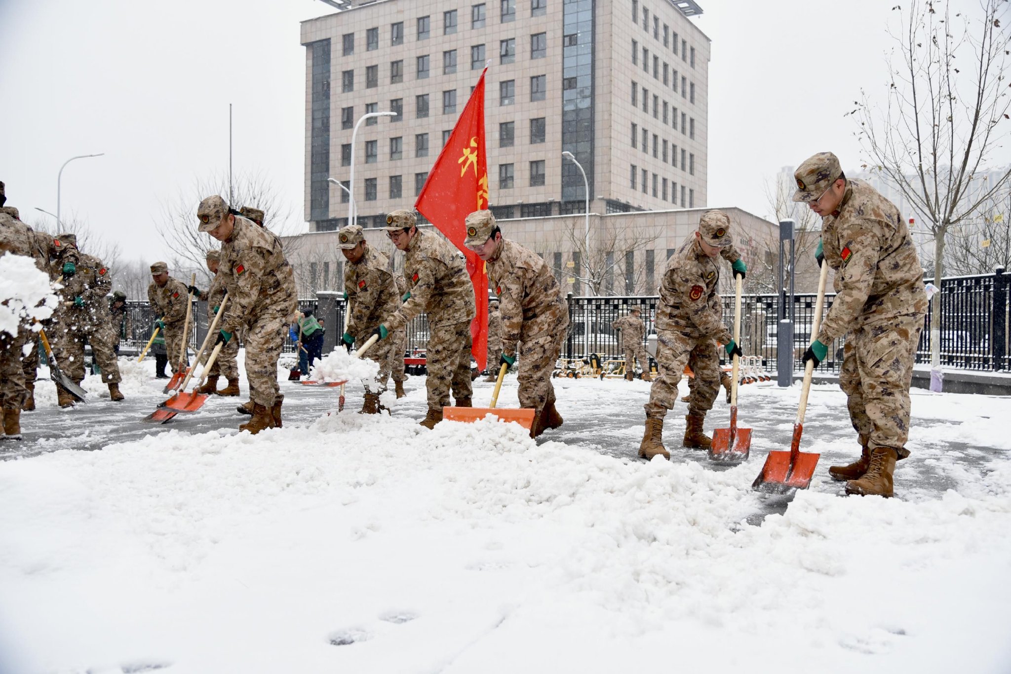 首都民兵出动15000余人次参与扫雪铲冰|北京市_新浪财经_新浪网