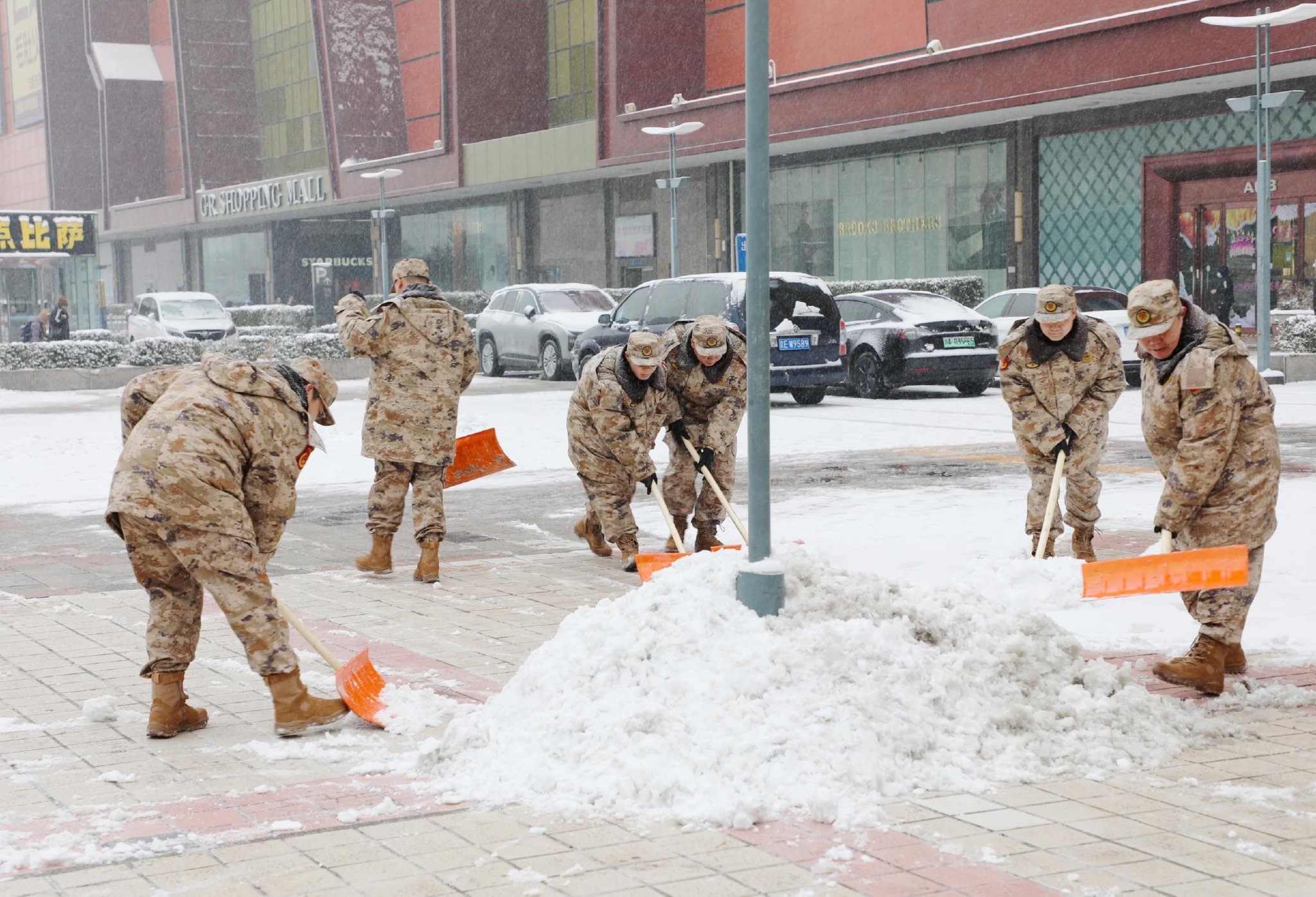 首都民兵出动15000余人次参与扫雪铲冰|北京市_新浪财经_新浪网