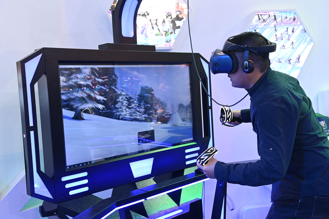 市民通过vr设备体验滑雪.