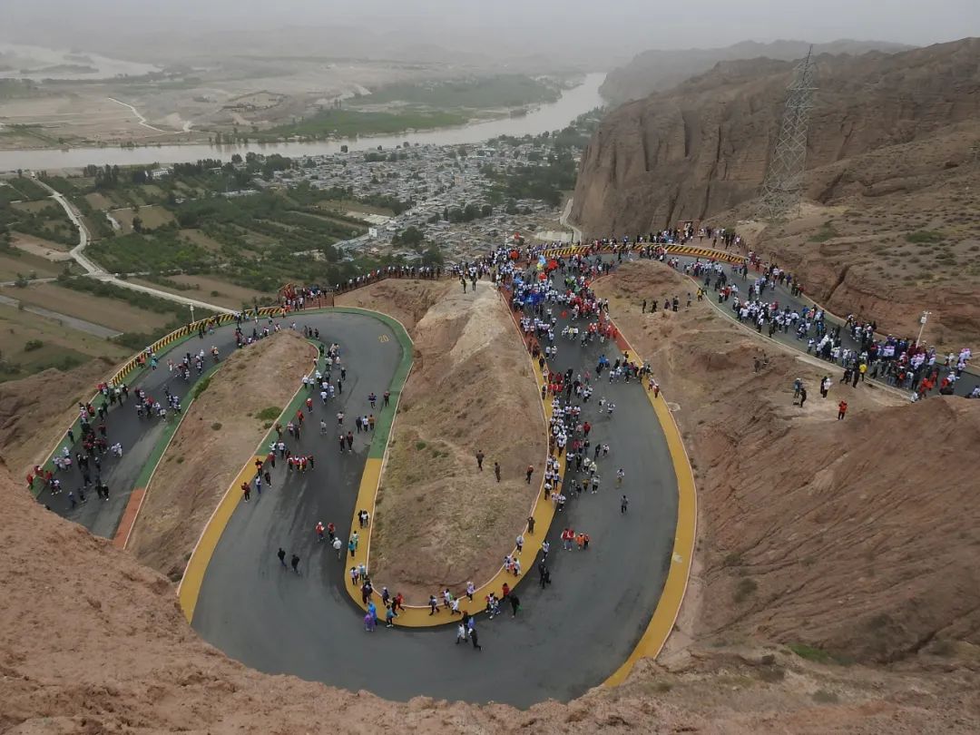 2021年5月22日,甘肃白银,黄河石林山地马拉松赛举行./vcg