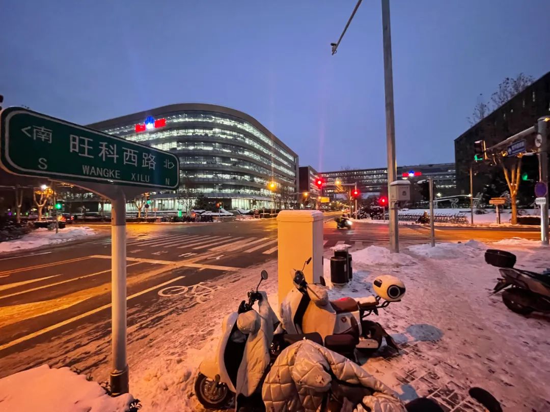 12月15日,在北京市海淀区后厂村南侧旺科西路上,受访者拍摄.