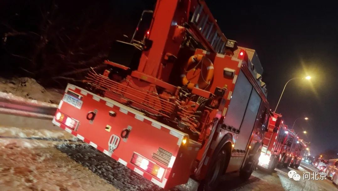 路旁待命的消防救援车和大巴车/张钰 摄