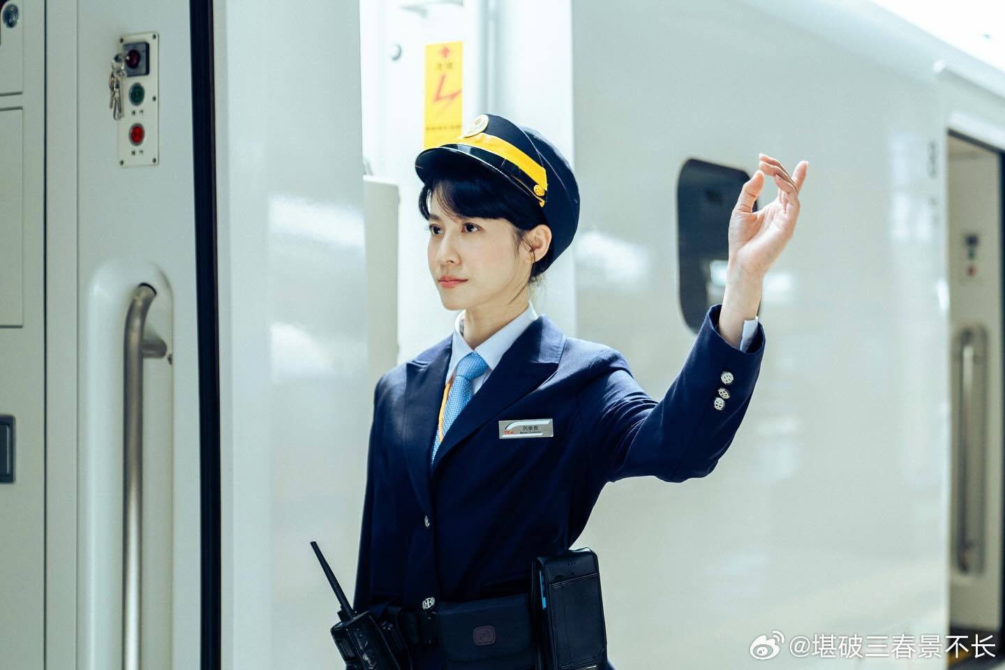 担任湾铁路形象大使的连俞涵 小连这服制服意外地合适……|台海负面_新浪娱乐_新浪新闻