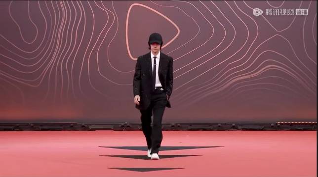 王一博亮相|王一博|星光大赏_新浪新闻