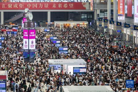 2023年10月1日,上海虹桥火车站候车大厅里人头攒动。新华社记者 王翔 摄