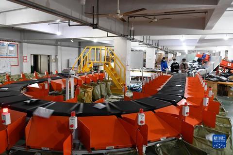 工人在义乌一家跨境电商企业内分拣包裹(2021年2月8日摄)。新华社记者 黄宗治 摄