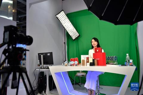 2023年11月23日,在第二届全球数字贸易博览会丝路电商馆,一名主播进行电商直播。新华社记者 刘岭逸 摄
