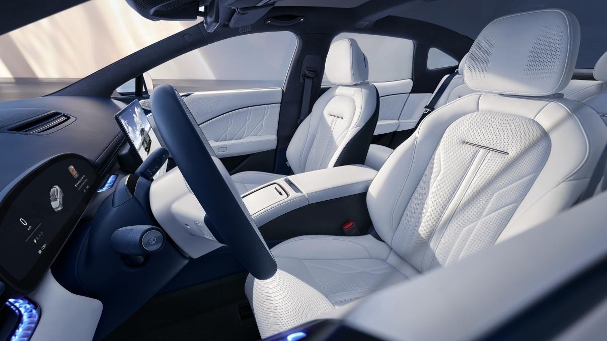 极氪发布纯电豪华轿车极氪007豪华座舱与先进技术的完美融合