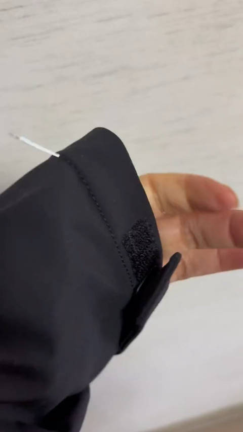 女子吐槽:羽绒服里面居然有针,从外面都拔不出来_新浪新闻