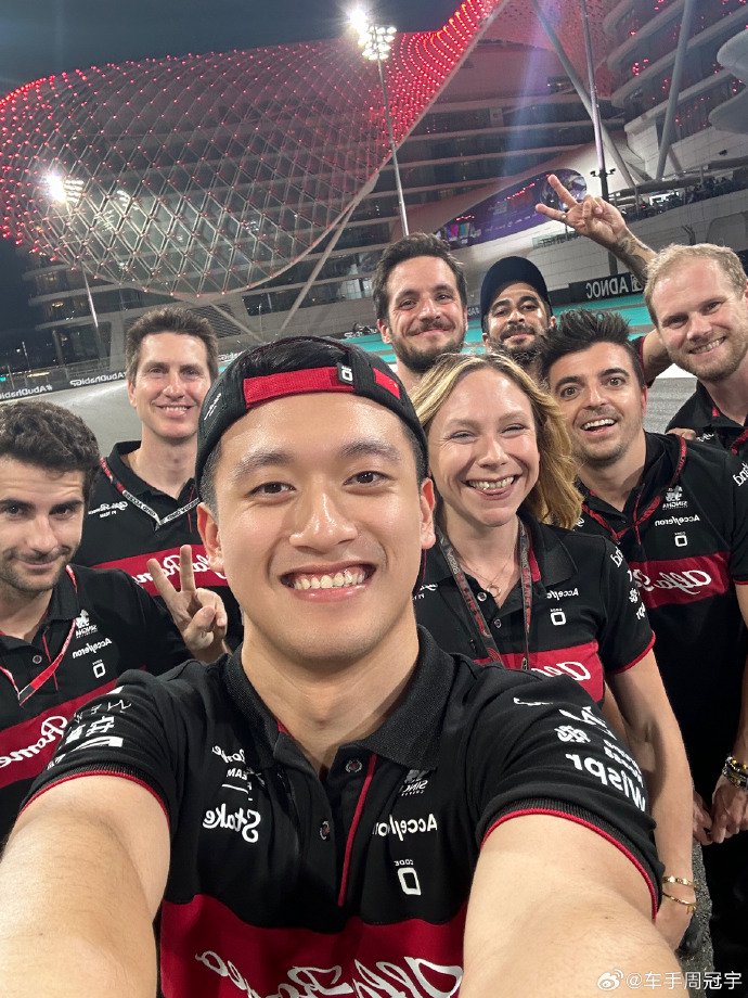 周冠宇和车队工作人员自拍.