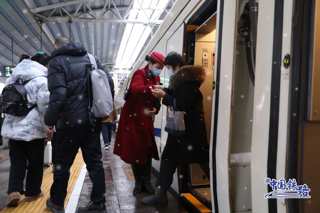 北京客运段列车长帮扶旅客下车吕达飞 摄